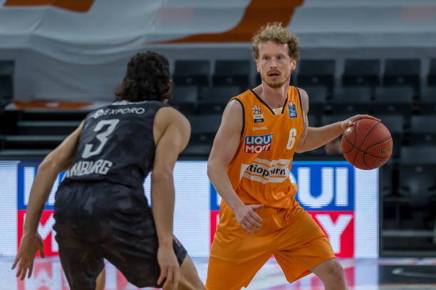 凭借迅捷的 凭借迅捷的